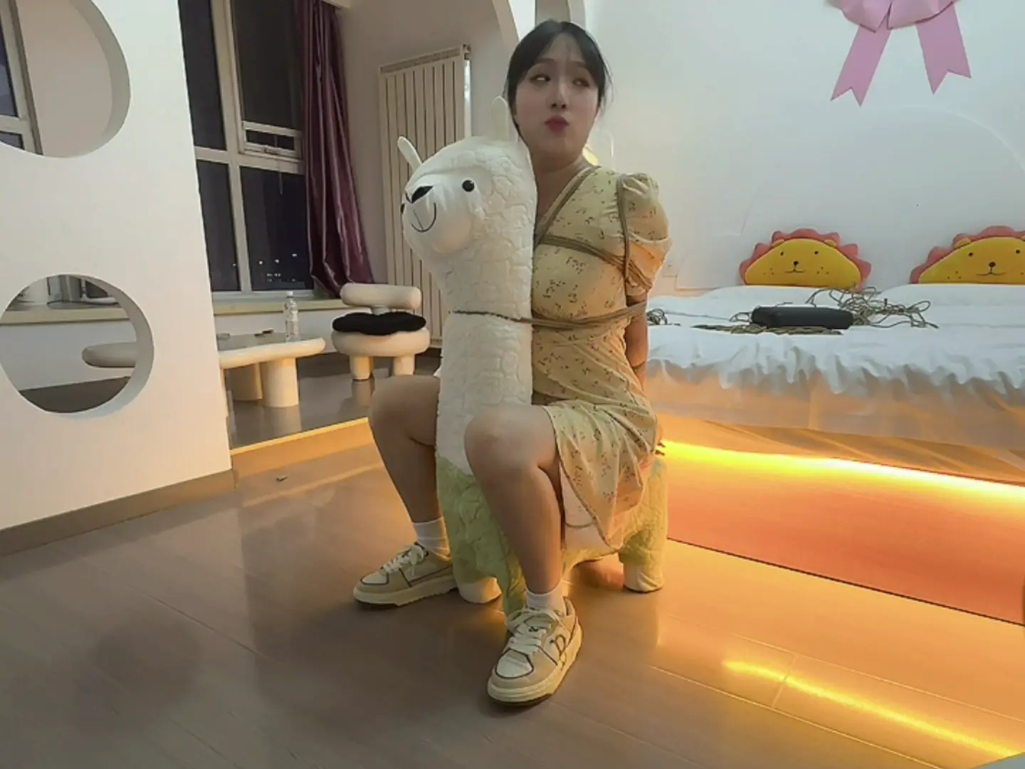 可爱的诺诺绑在可爱的羊驼座椅上聊天互动 白嫩裸足+挠痒