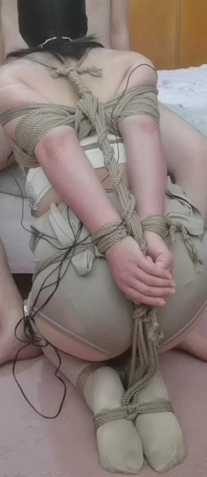 一个永远不会老实的妞、极限绞刑垫脚+股绳拉扯勒Y、铁链R夹吊扯虐#、什么叫动惮不得.webp