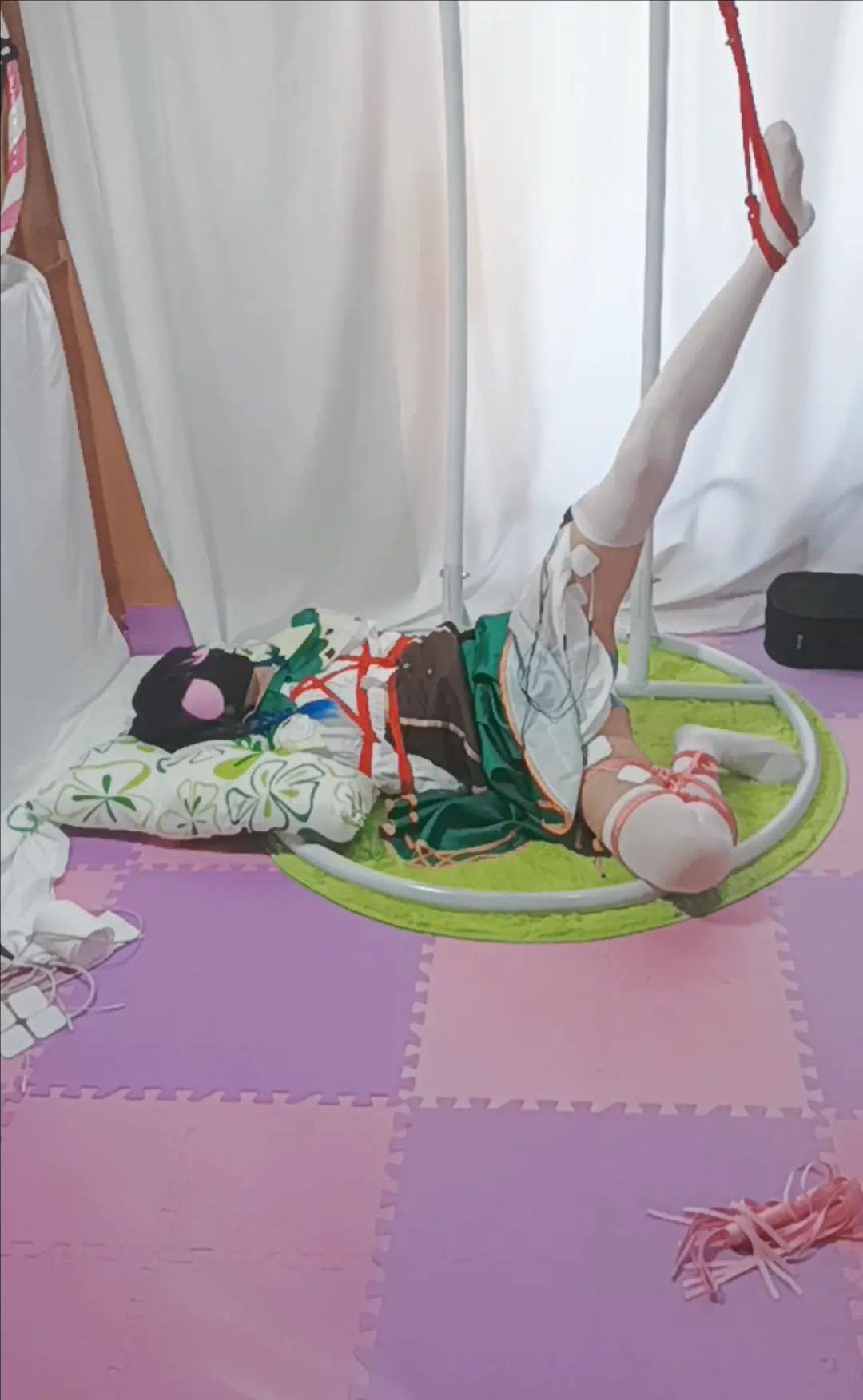 os温迪的另类捆绑电击玩弄！好喜欢这个捆绑方式，真的好好玩，这种全身无法动弹，只能扭动一点点身体的感觉太棒了！