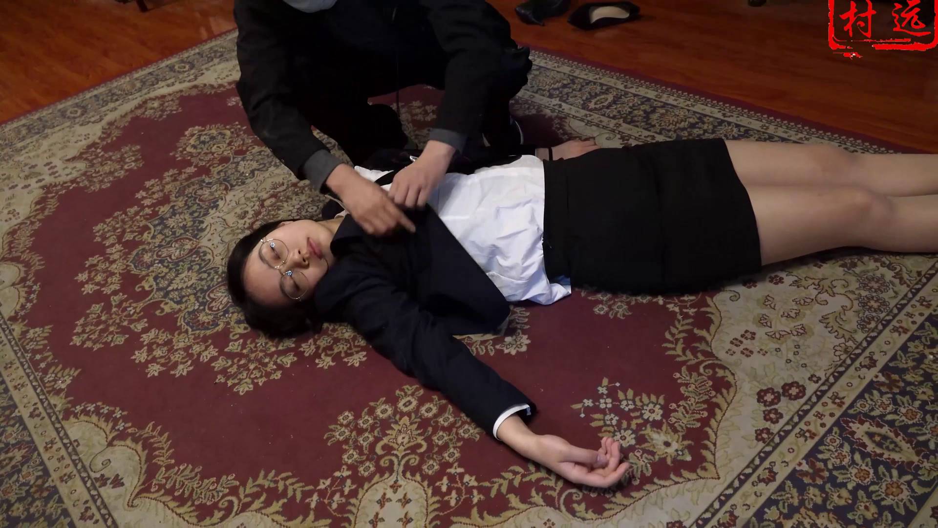 制服女蒙难记 肉丝制服女多场景