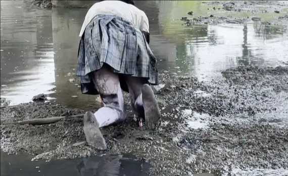 JK白丝臭水沟捆绑 路边朝路人展示 浑身弄脏 绝对刺激