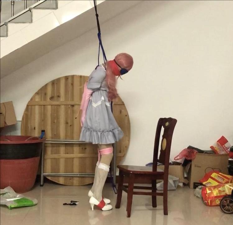 伪娘白丝拘束袋自缚