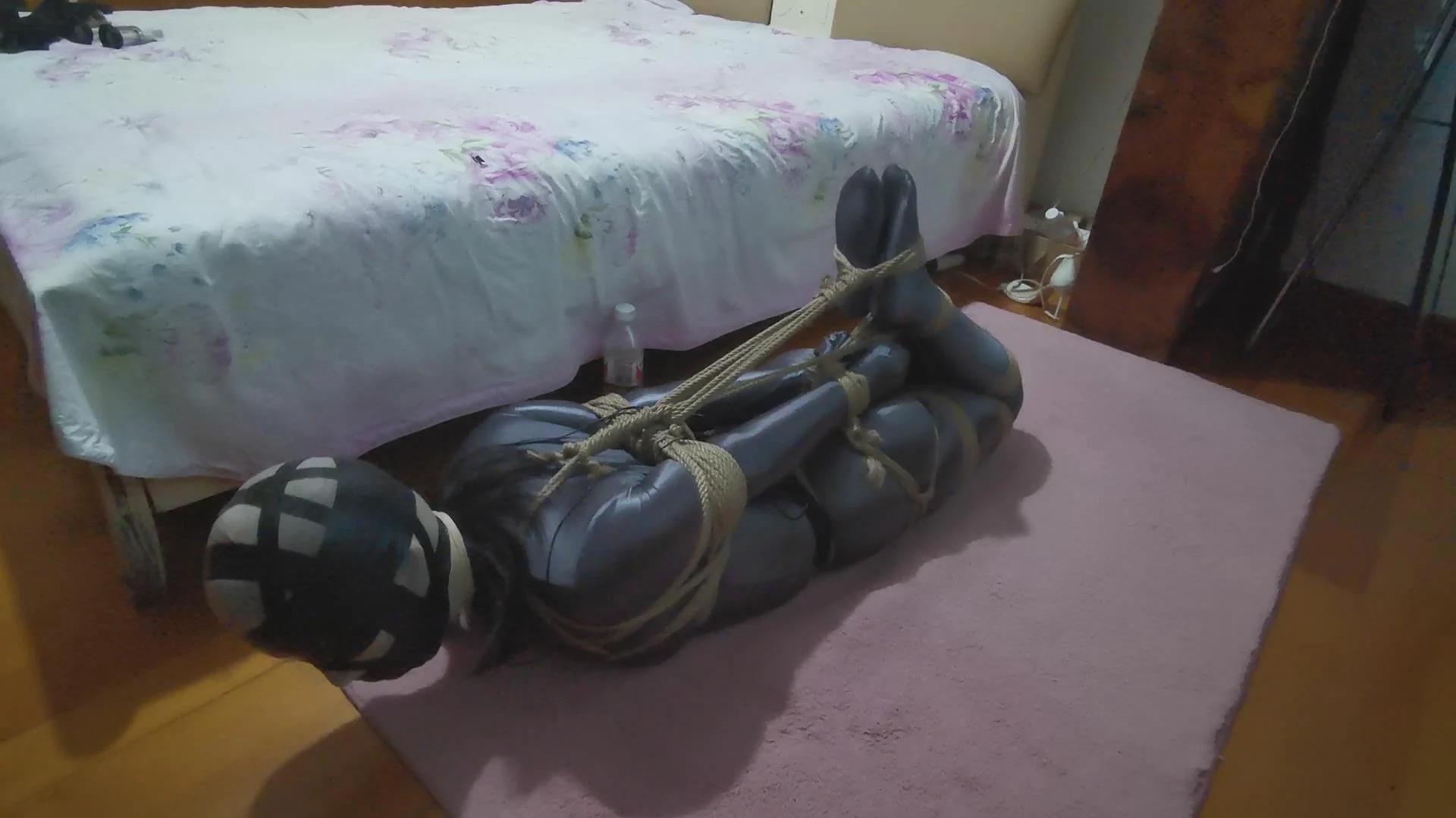 光泽连身衣+巨严厉的驷马紧缚放置+P机前后夹击+高强度胶带+电击