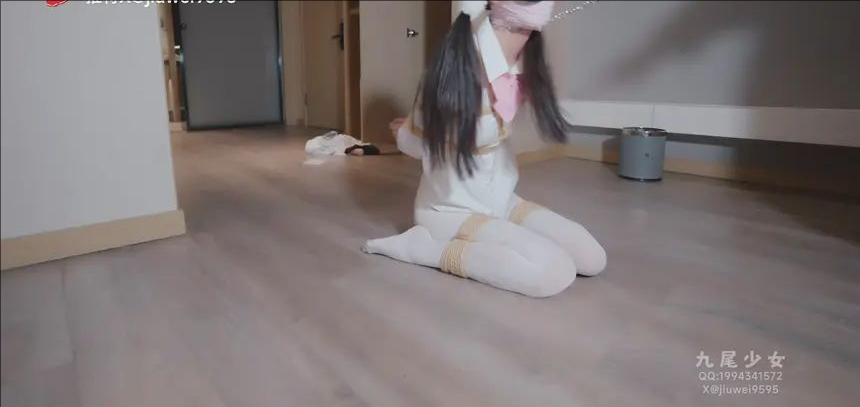 白丝少女全身捆绑在柜子中，白丝美腿诱人，全身捆绑，强制玩弄