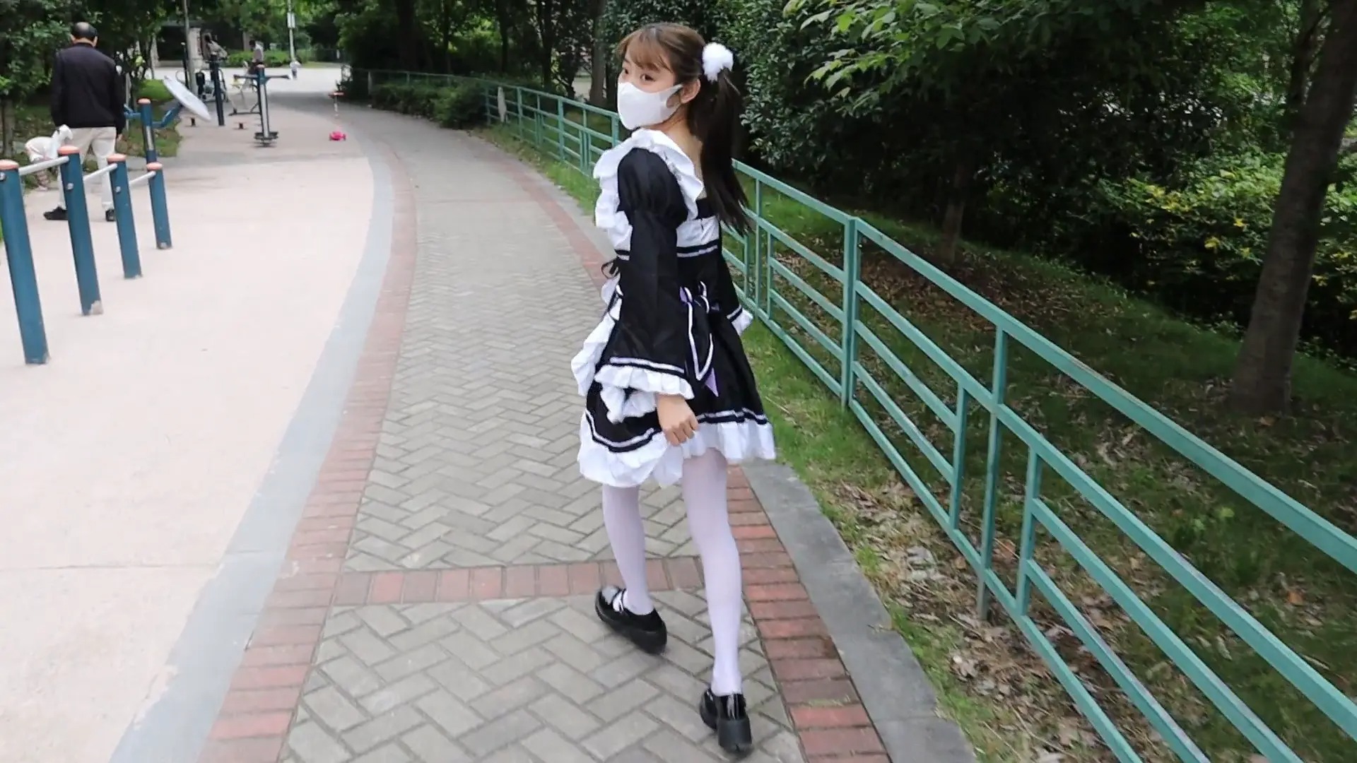 【阿瑶】 请浅听一下少女的心事好吗？瑶瑶女仆送给你花花，你可一定要接住呀 messy系女孩阿瑶快乐踩水踩泥的快乐时光，你如果喜欢阿瑶的花花的话就请和我做朋友吧