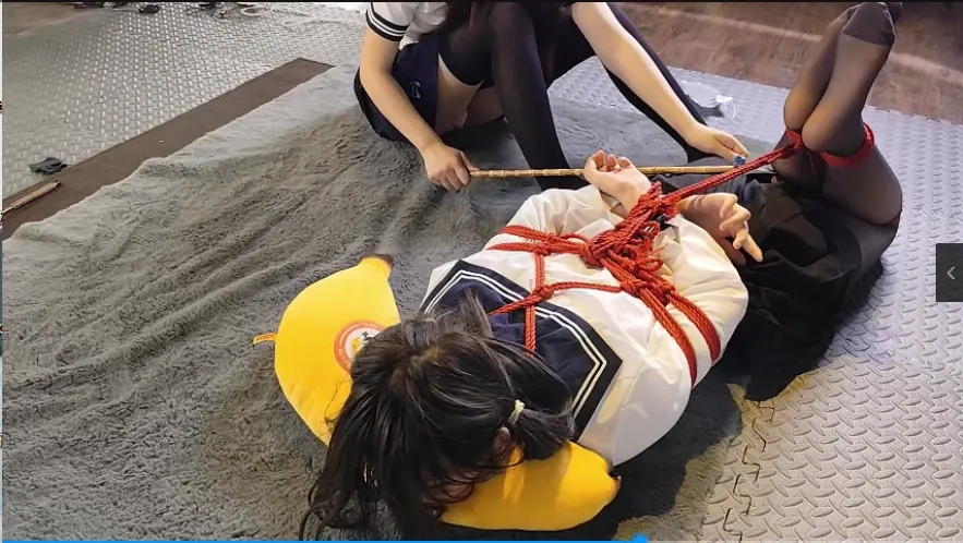 新人樱花妹和小钰 黑丝 丝袜堵嘴 绝缘胶带zx  双人 女调女