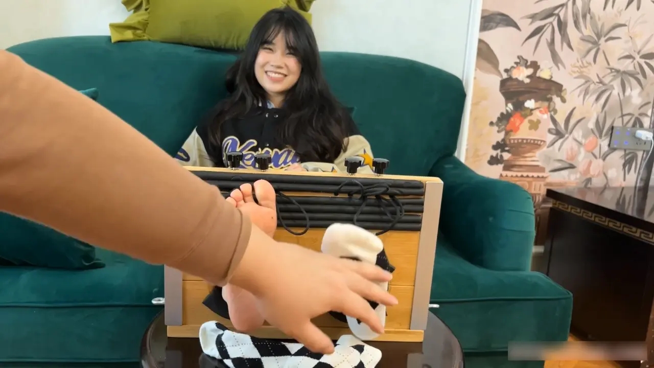 【大鱼定制】圆脸女孩白袜裸足TK