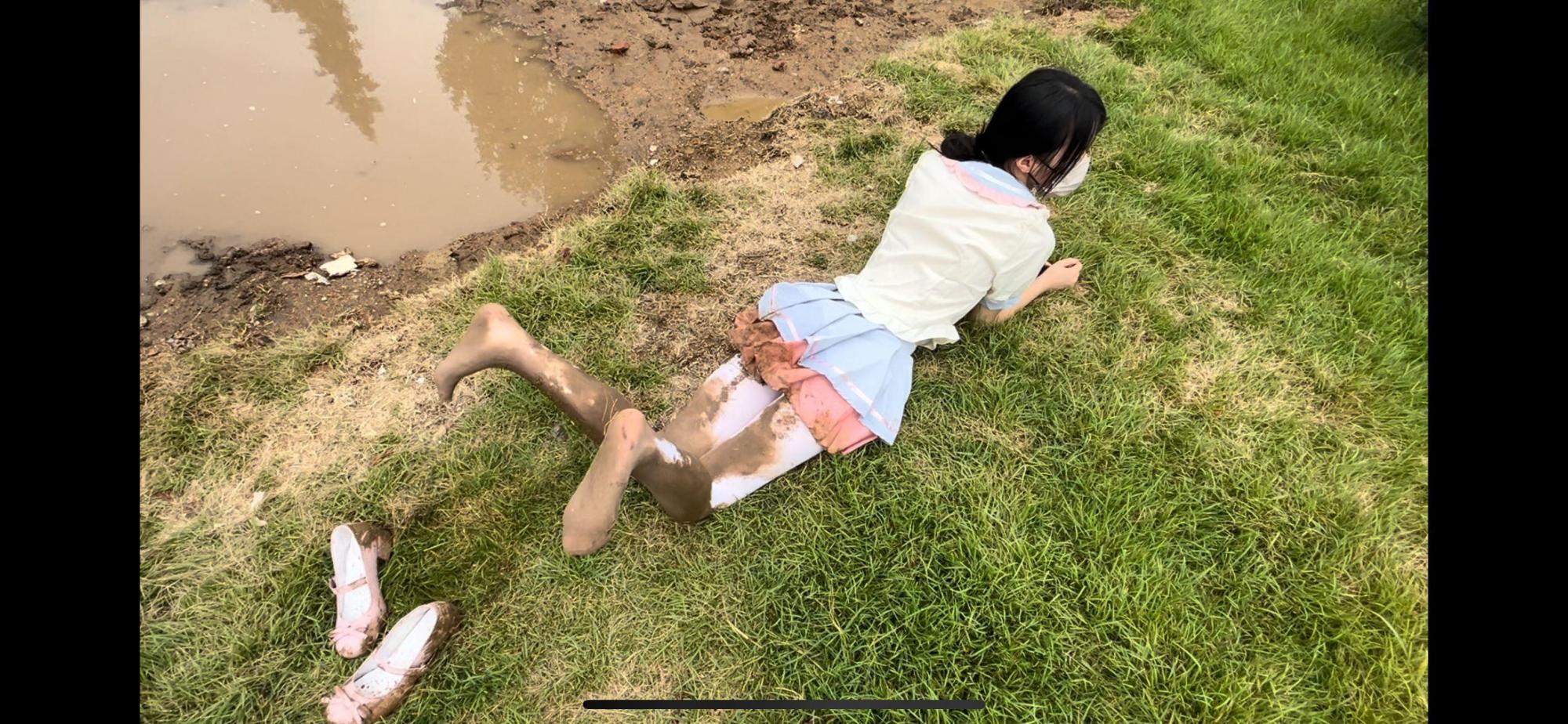 真实小区垃圾站臭水沟淤泥白丝软妹重口调教