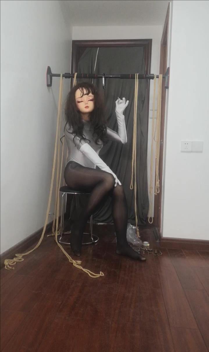 【kig】在家把自己吊起来，手被反铐，脑袋还玩起来标准玩法，结果钥匙不见了，挣扎了好久差点没晕过去