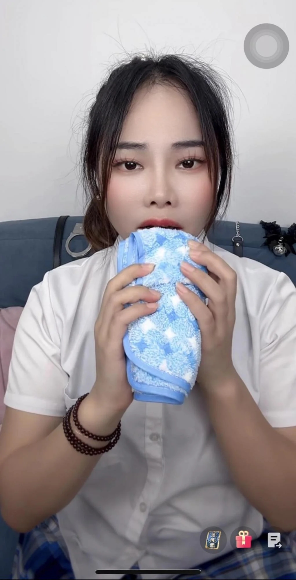 鱼糯糯 jk女主播毛巾堵嘴