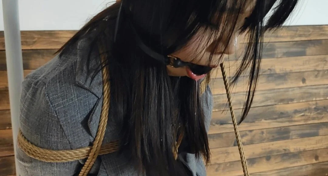 小苏反绑吊缚腿缚口球流很多口水罚站