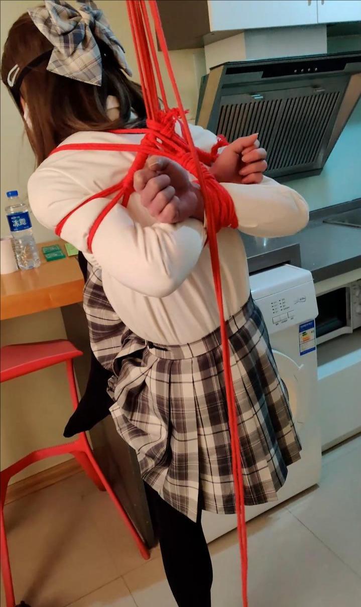 女装子JK单脚吊缚+驷马调教