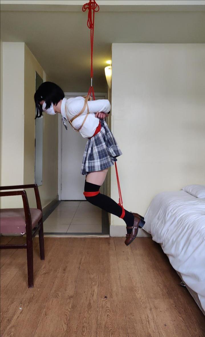 女装子JK自缚悬吊挣扎