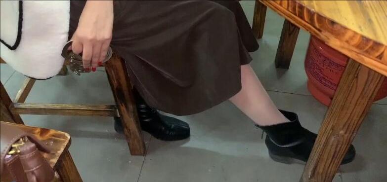 周涵戴铐外出就餐
