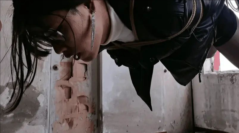 追踪被擒女侦探，贞操锁，震动，后高手，吊缚，口球，户外废墟