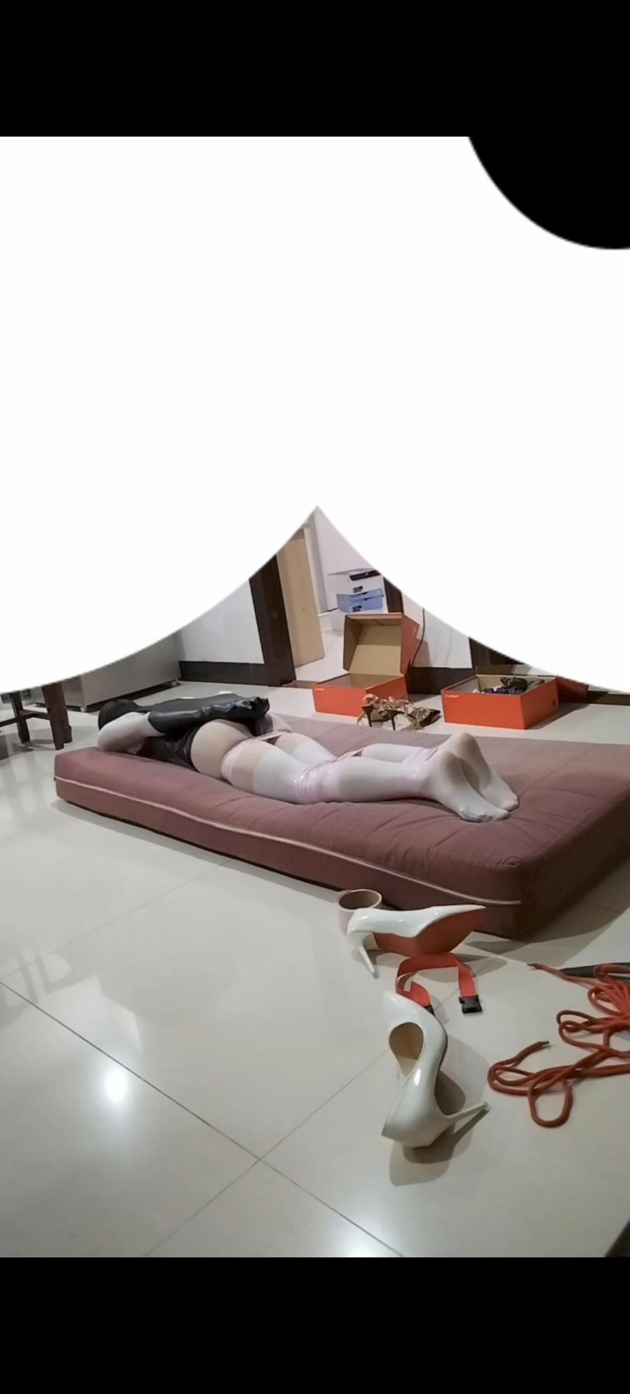 伪娘胶带单手套自缚