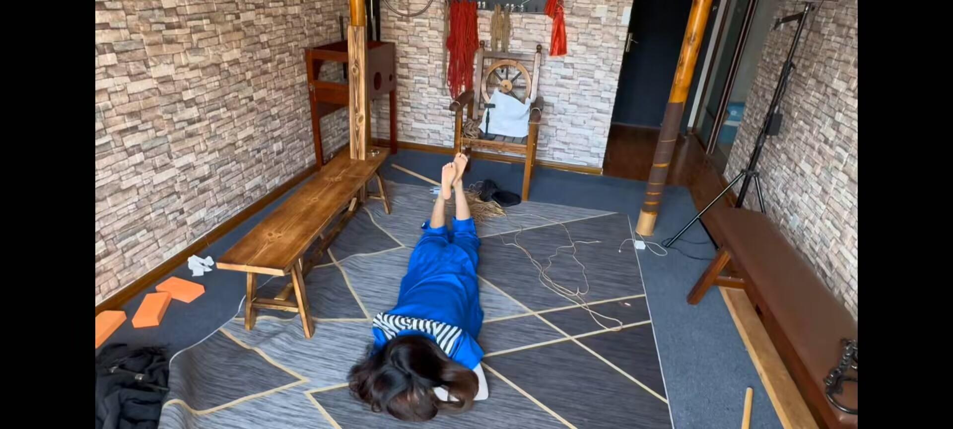 蓝衣女囚犯老虎凳镣铐