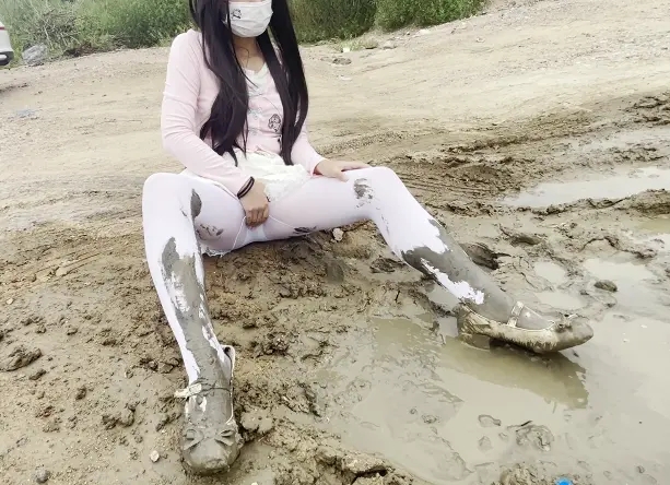 软妹裙白丝海边烂泥地打滚弄脏不可描述