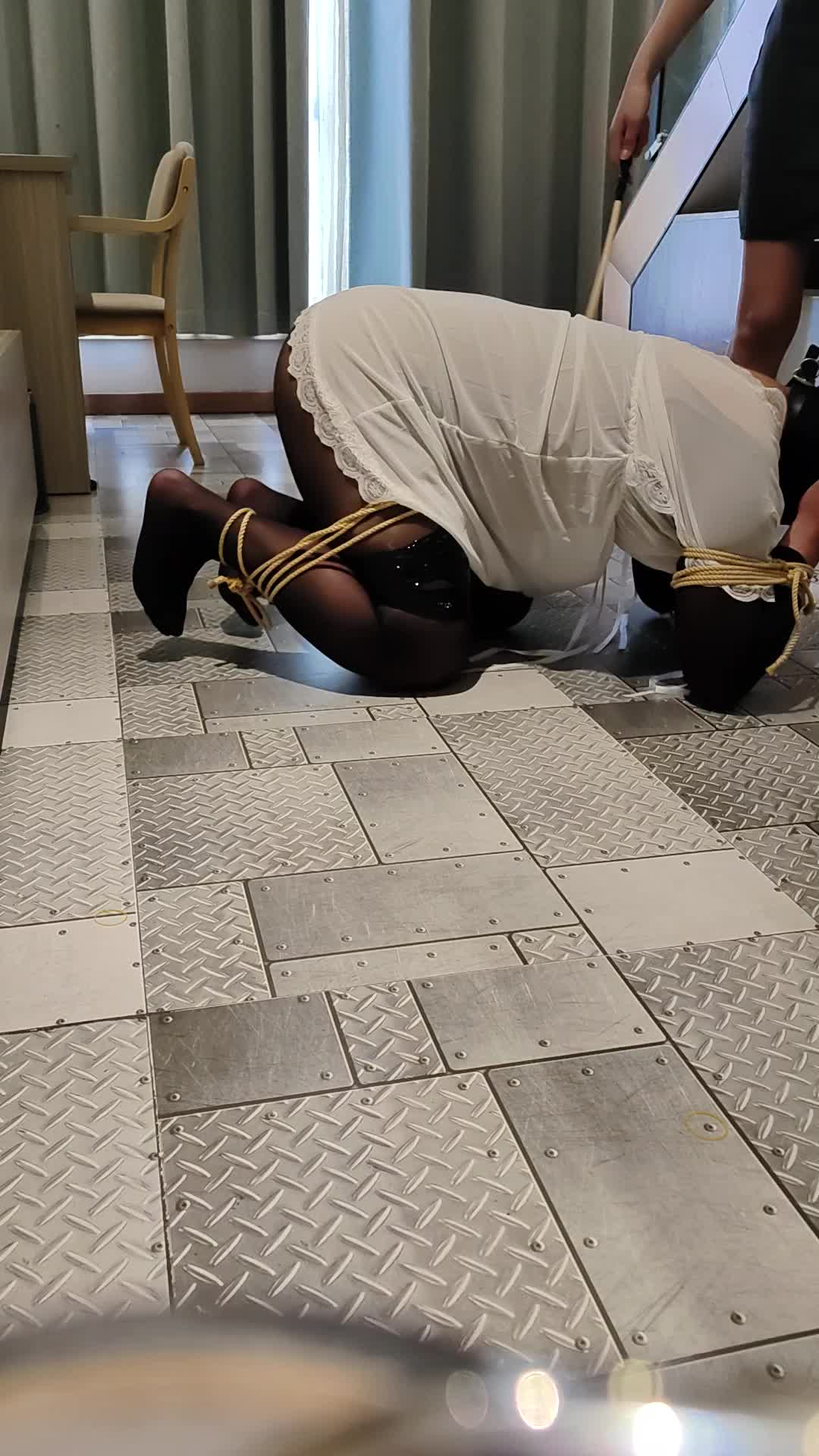 安妮女王首次调教网约男