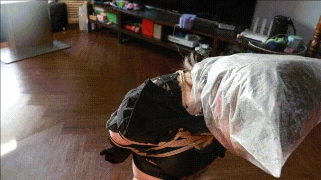全身动都动不了的极限直臂驷马紧缚！高强度ZHIXI,锁上口球苦苦哀求女王大人却被靴子狠狠 踩在脚下。最终在女王的手里狂喷不止，随着空气慢慢减少，达到了一个又一个巅峰，超级精彩，值得期待~