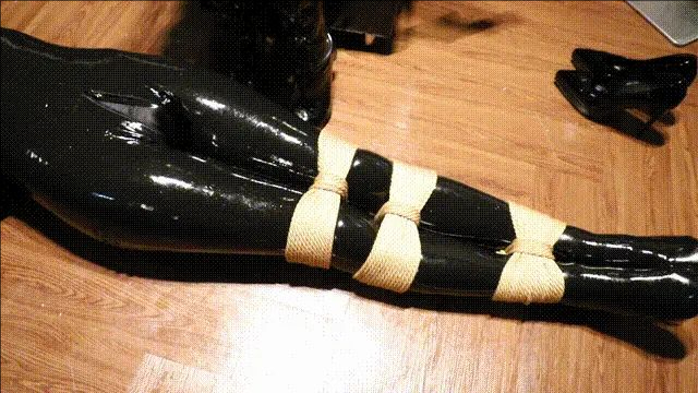 乳胶伪娘潇潇处女作！严密捆绑束缚的乳胶玩偶被冷艳女王狠狠ZHIXI榨汁！终于如愿以偿的尝试了乳胶捆绑， 潇潇抑制不住的SAO劲完全的释放，不知道G了多少次，真是个优秀的乳胶玩具呢。
