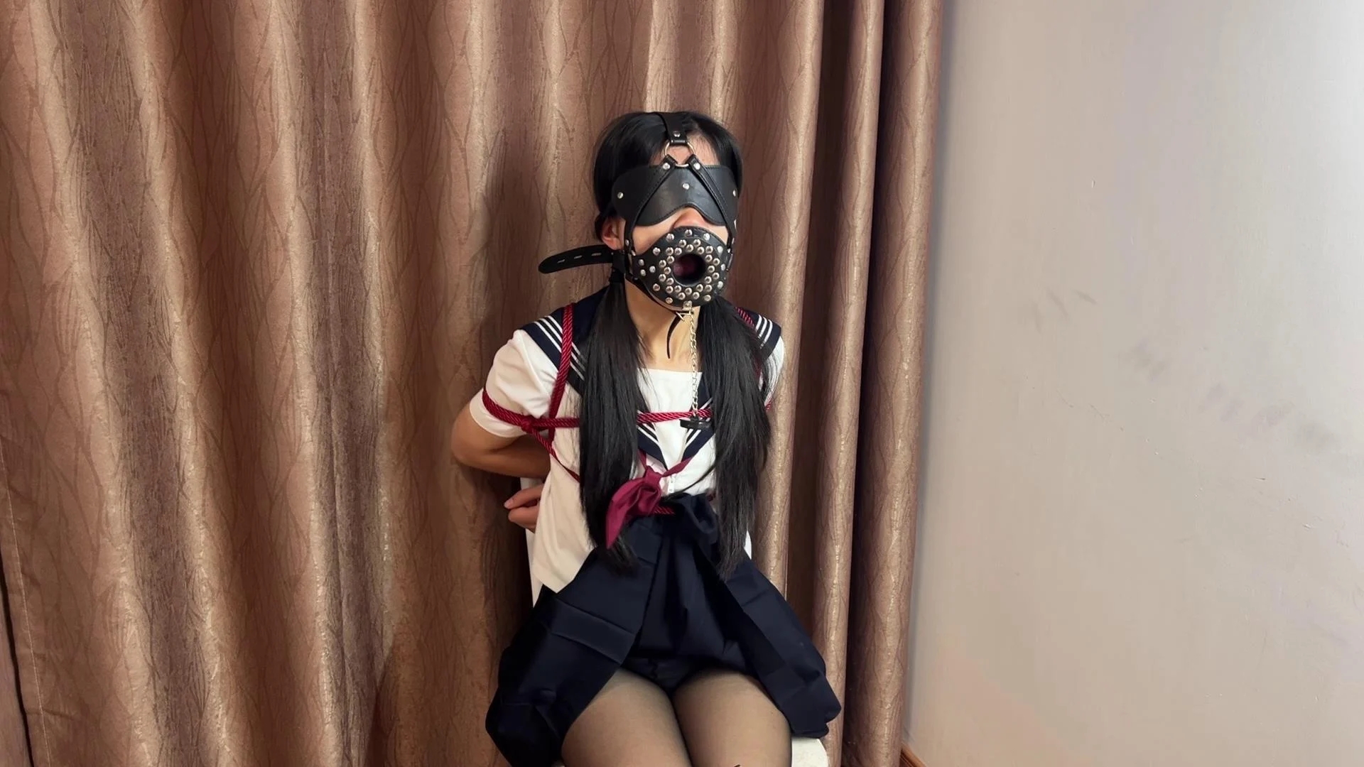 楼道里面怎么会有一个黑丝JK学妹？不仅被捆绑着，还光脚没穿鞋？