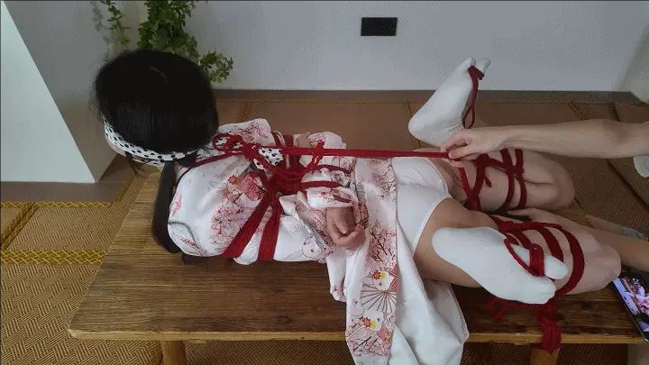 新模特酒酒——和服绳缚、云雀缚，驷马缚，股绳，布条胶带蒙眼封嘴，折腿跪地片足半吊，布条蒙面。注！：酒酒是女孩子【JIU01】