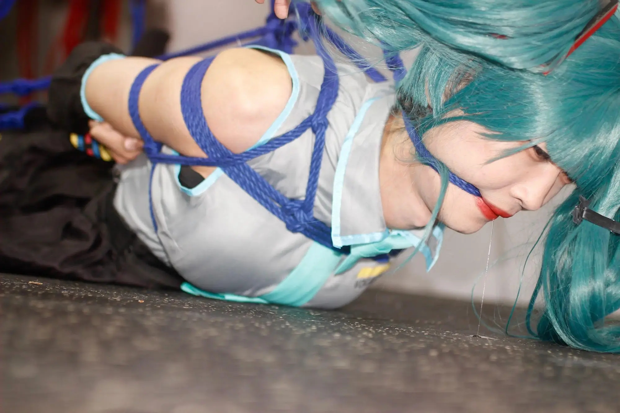 初音未来驷马紧缚，绳子在嘴上死死勒紧，口水拉丝滴落