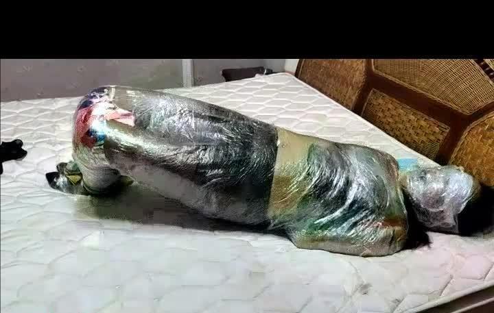 碰瓷上门被惩罚！保鲜膜全包极度