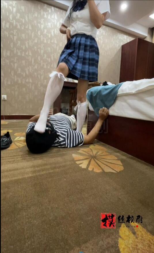 品足闻丝之JK妹妹裸足舔舐
