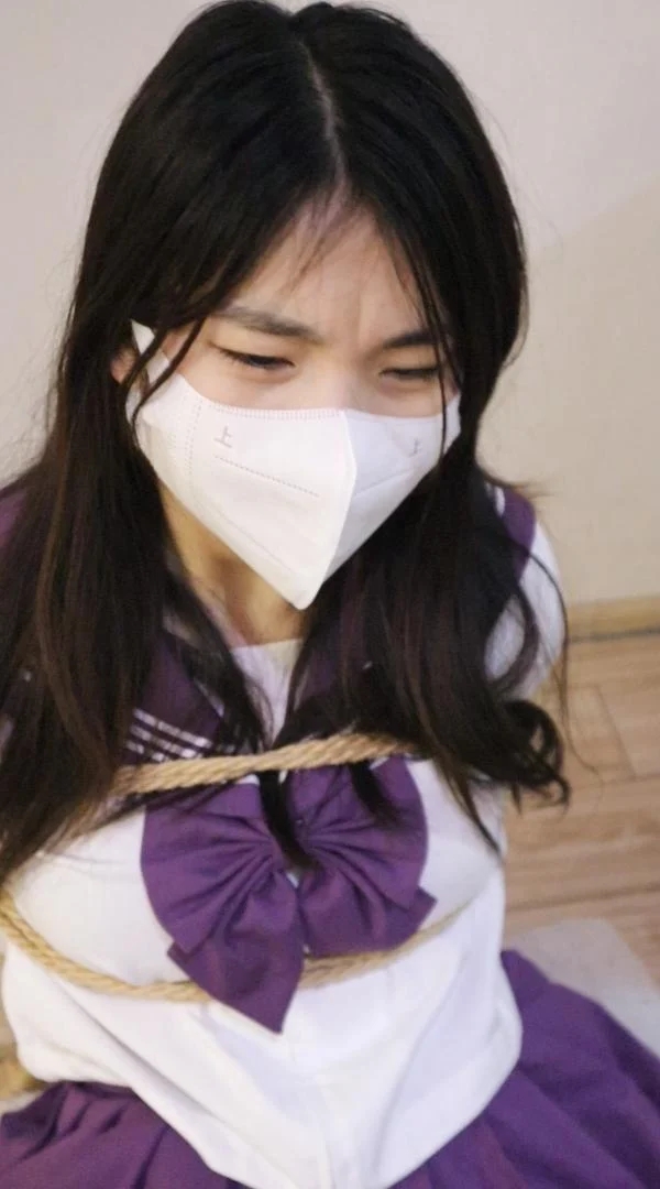  宅女鱼果儿被紧紧绑在木制摇摇椅子上脱逃失败记（这里是鱼果儿，是一个喜欢唱歌和挑战奇奇怪怪女孩子的宅女小窝~）