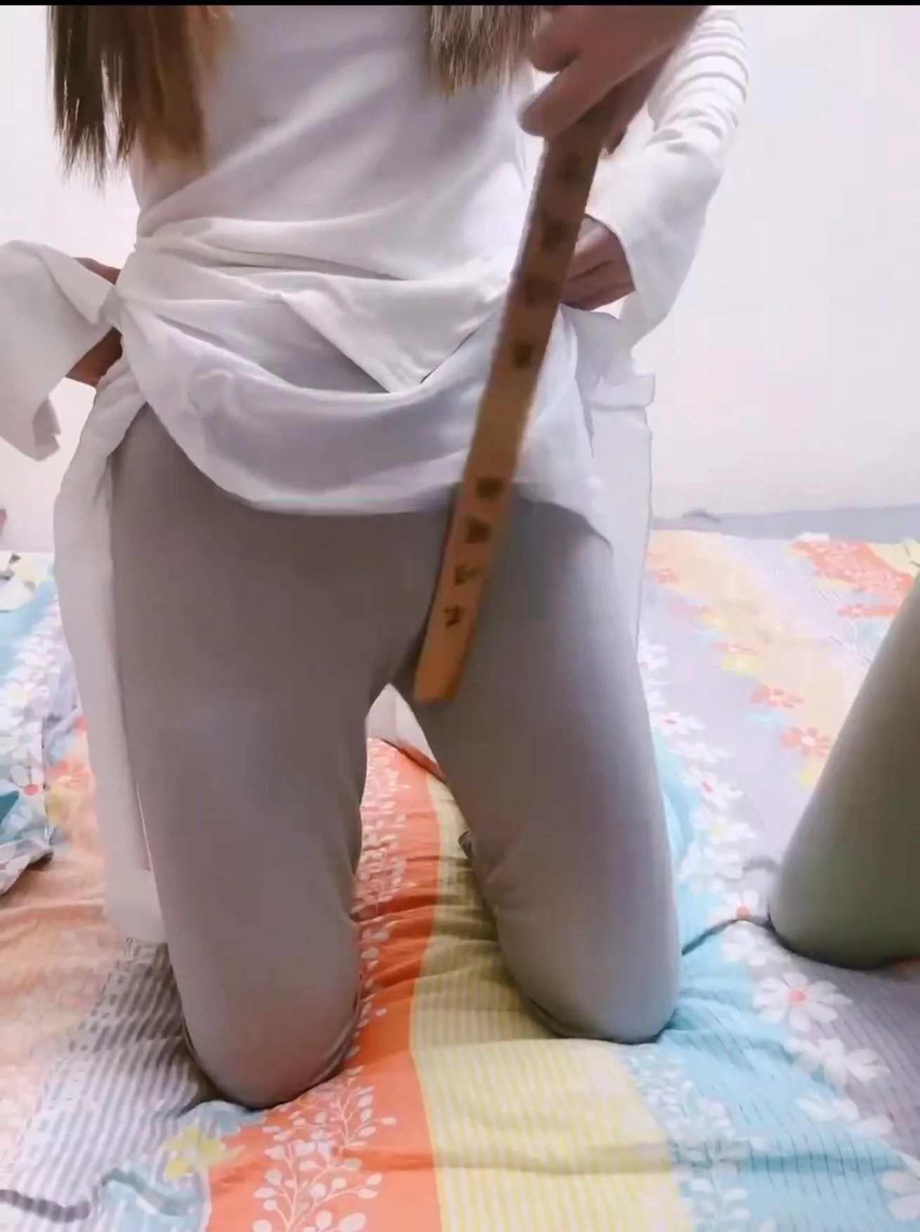 两小姐姐玩惩罚游戏