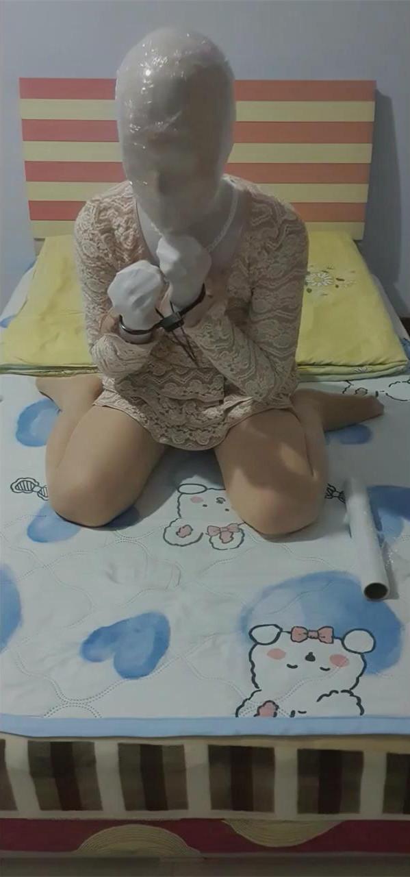 白色半包紧身衣 白色连衣裙 扎带手铐 塑料膜 日常