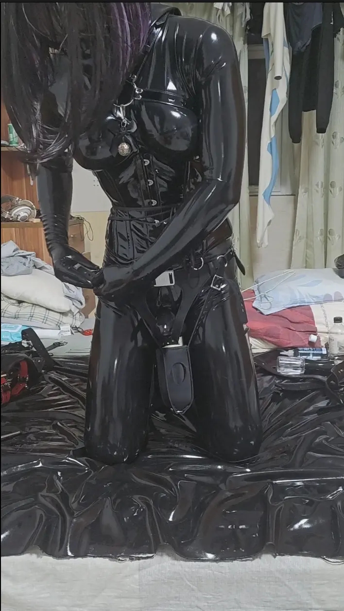 可爱散樱再次穿着全包乳胶衣和芭蕾高跟，束腰勒到最紧，自己用单手套拘束后