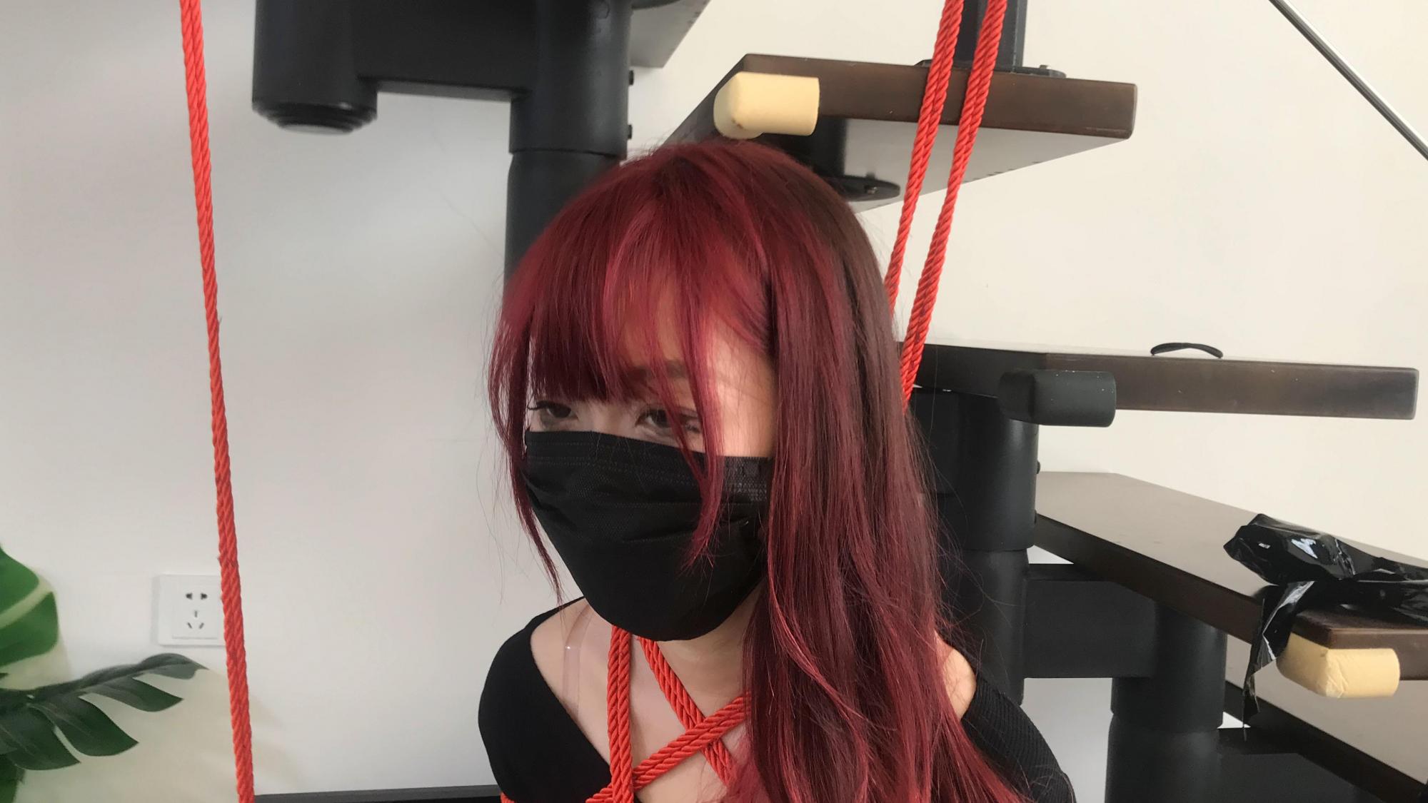红发女神小粥试镜，173cm身材，柔韧度很高，单腿吊，第一次就尝试5cm大号口球，靠近能明显听到口水呼噜的声音