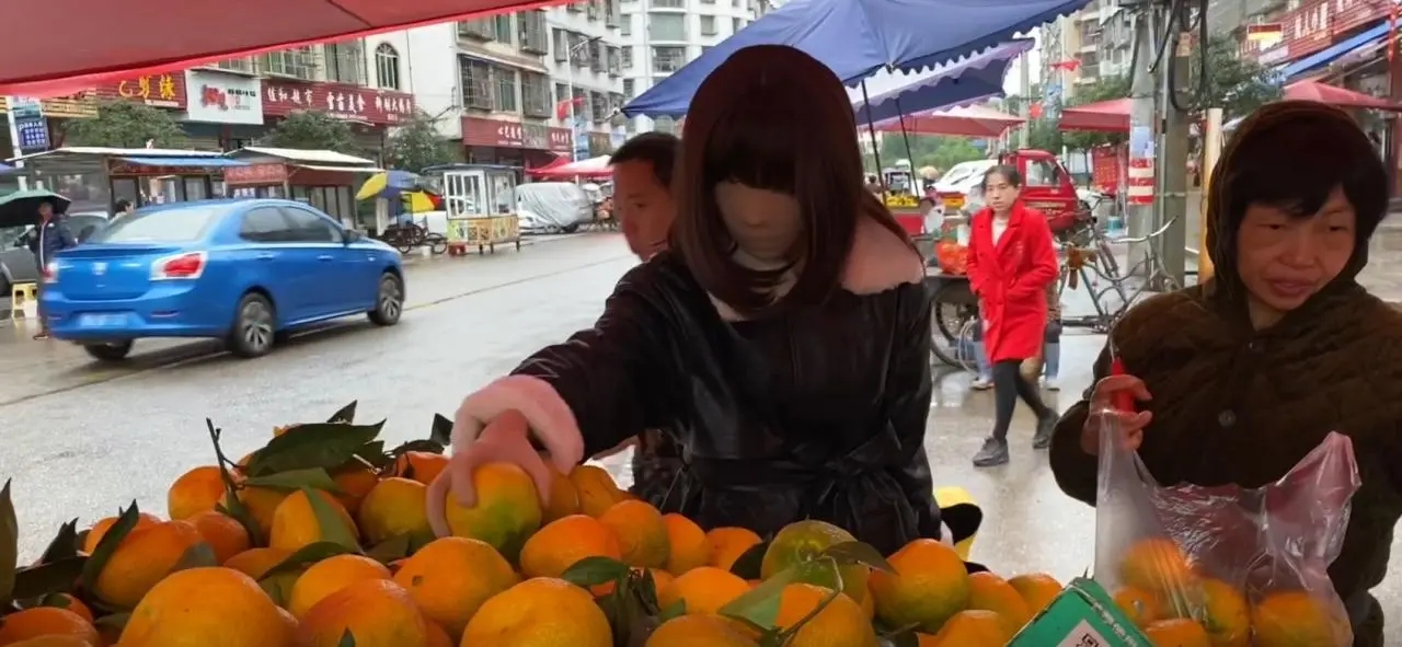 大白天的穿上ZENTAI赶集市买橘子超市买水是多么刺激的一件事。国内爱姬后第二ZENTAI妹！