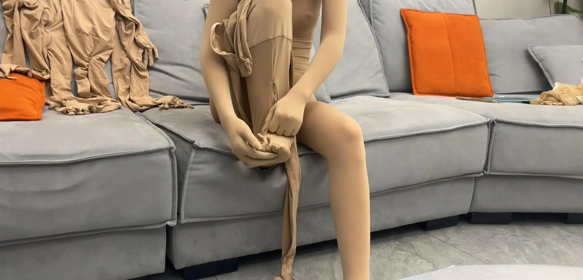 多层Zentai，从超薄到最后六层包裹，五官崩得失去直觉，说话呼吸都困难。