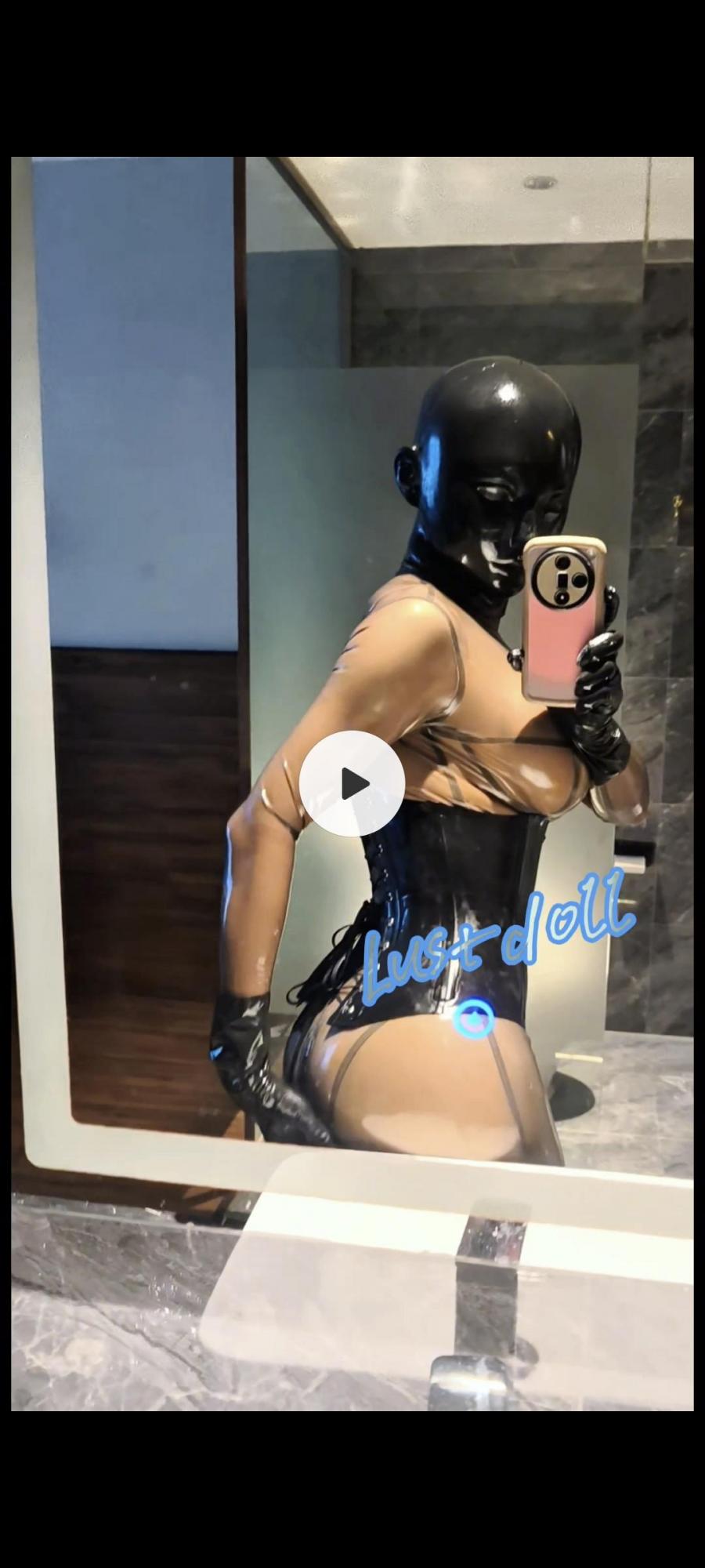 Lust：透明黑胶衣与丝袜连体衣试穿