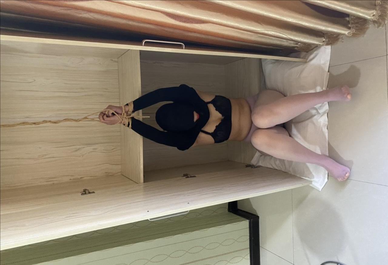 女网红歆艺被关进衣柜