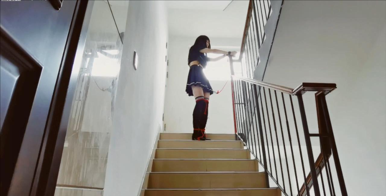 JK小伪娘 楼道真实露出 项圈狗链高跟鞋 户外自缚