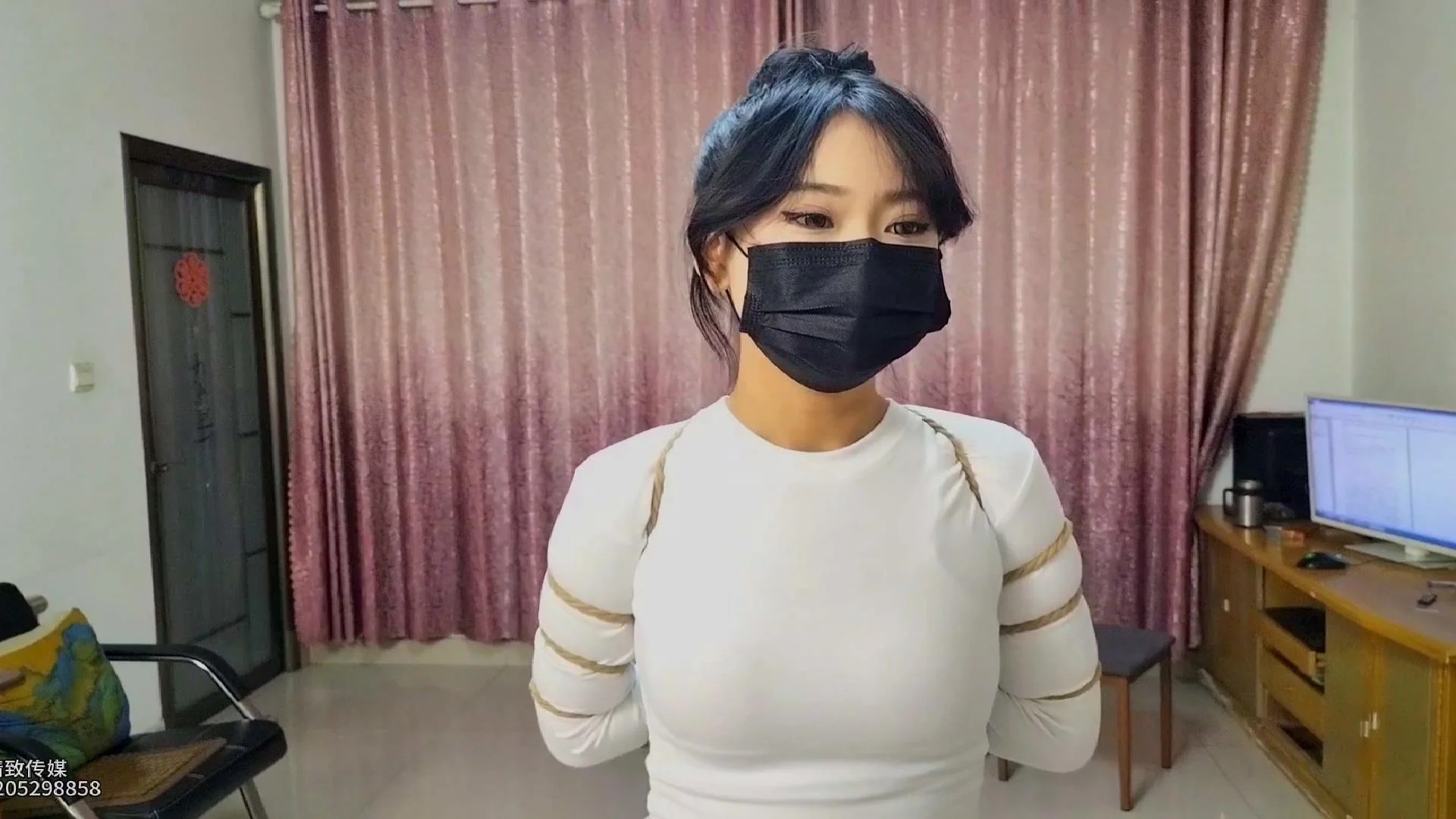 美女刚来不久 探探她的极限 最后做个采访感受