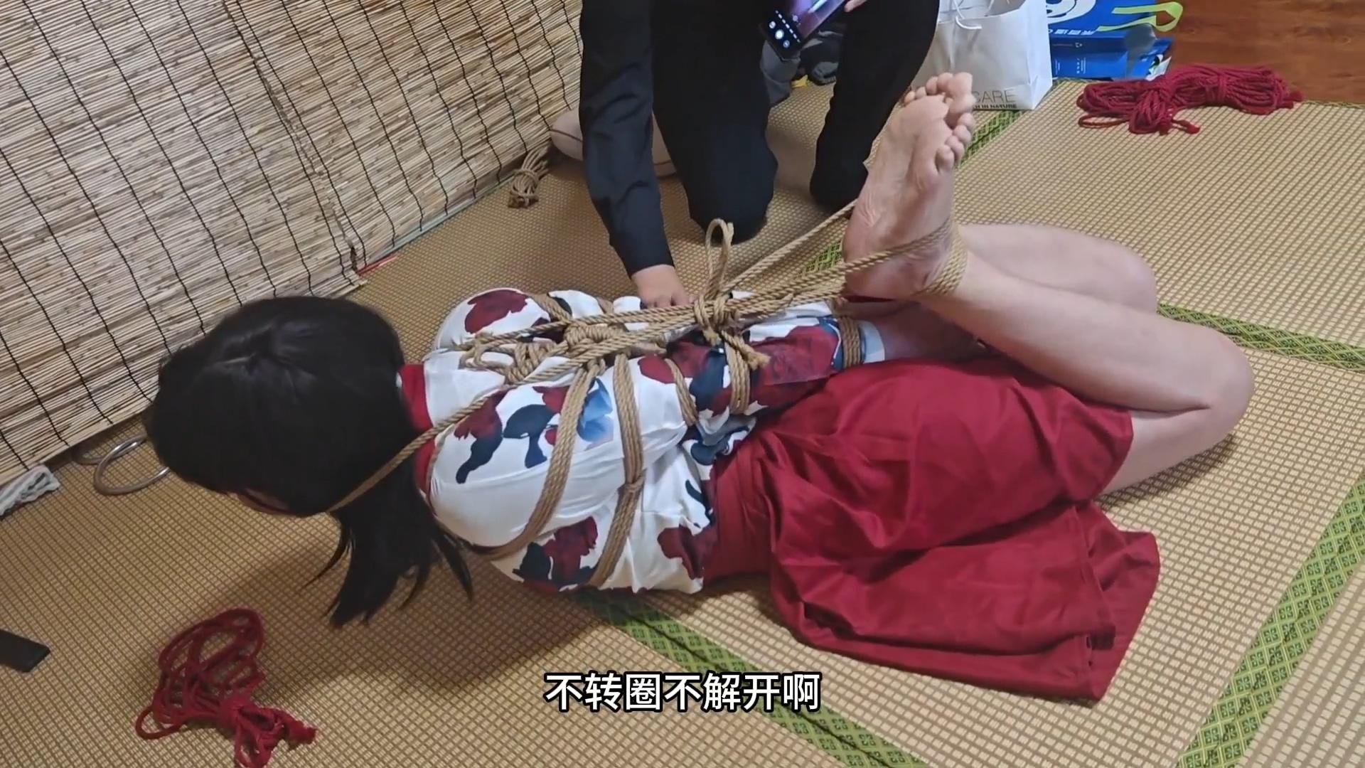 两个小伪娘：圣灵儿和小丸子的柔韧竞标赛
