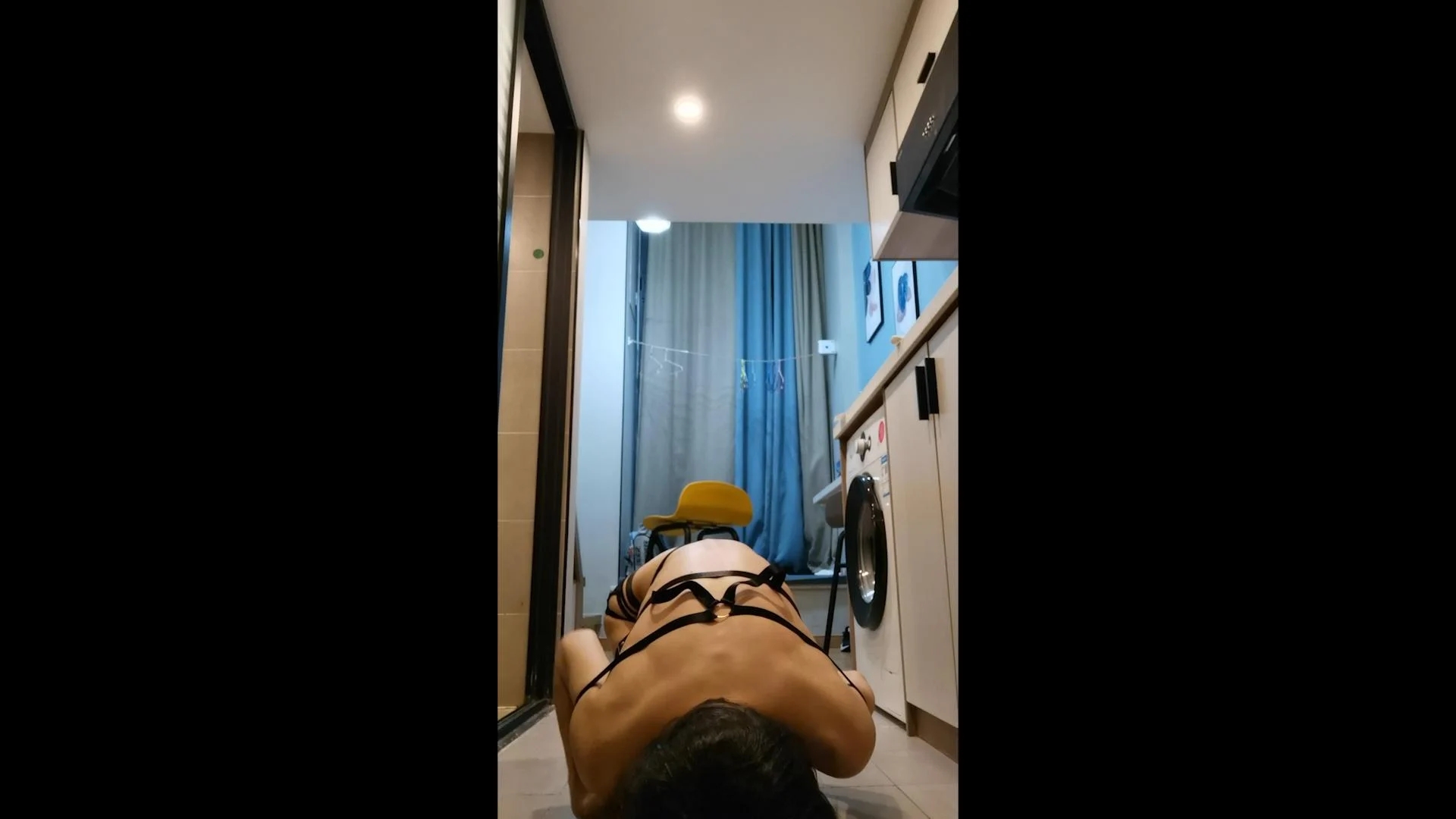 满身淫纹的小伪娘，戴好玩具捆着双腿，玩弄着自己