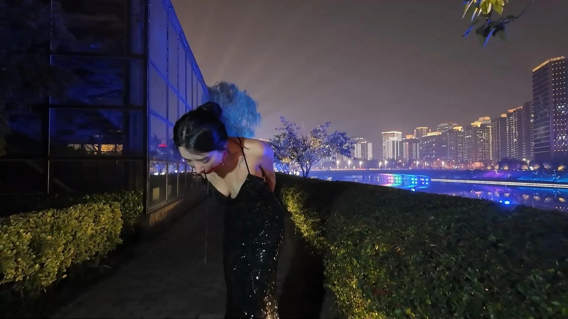 一绳所爱定拍，杨若琳户外散步，真空礼服，大腿紧缚，脚绑绳拷，扎带捆手，口球口水