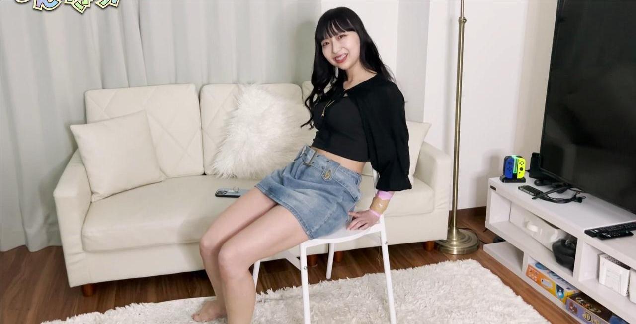 三个日本妹子被胶带绑在椅子上