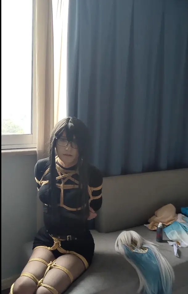 被绑起来放置的漂亮黑丝小男娘2
