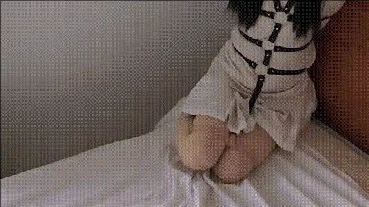 床边缘的小强制跪坐 皮带+脚底TD