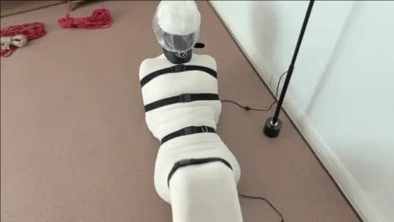 【呼控游戏+极致包裹全包】小美女全包包裹得严严实实的，翻滚挣扎，配合着breathplay游戏简直不要太好玩。