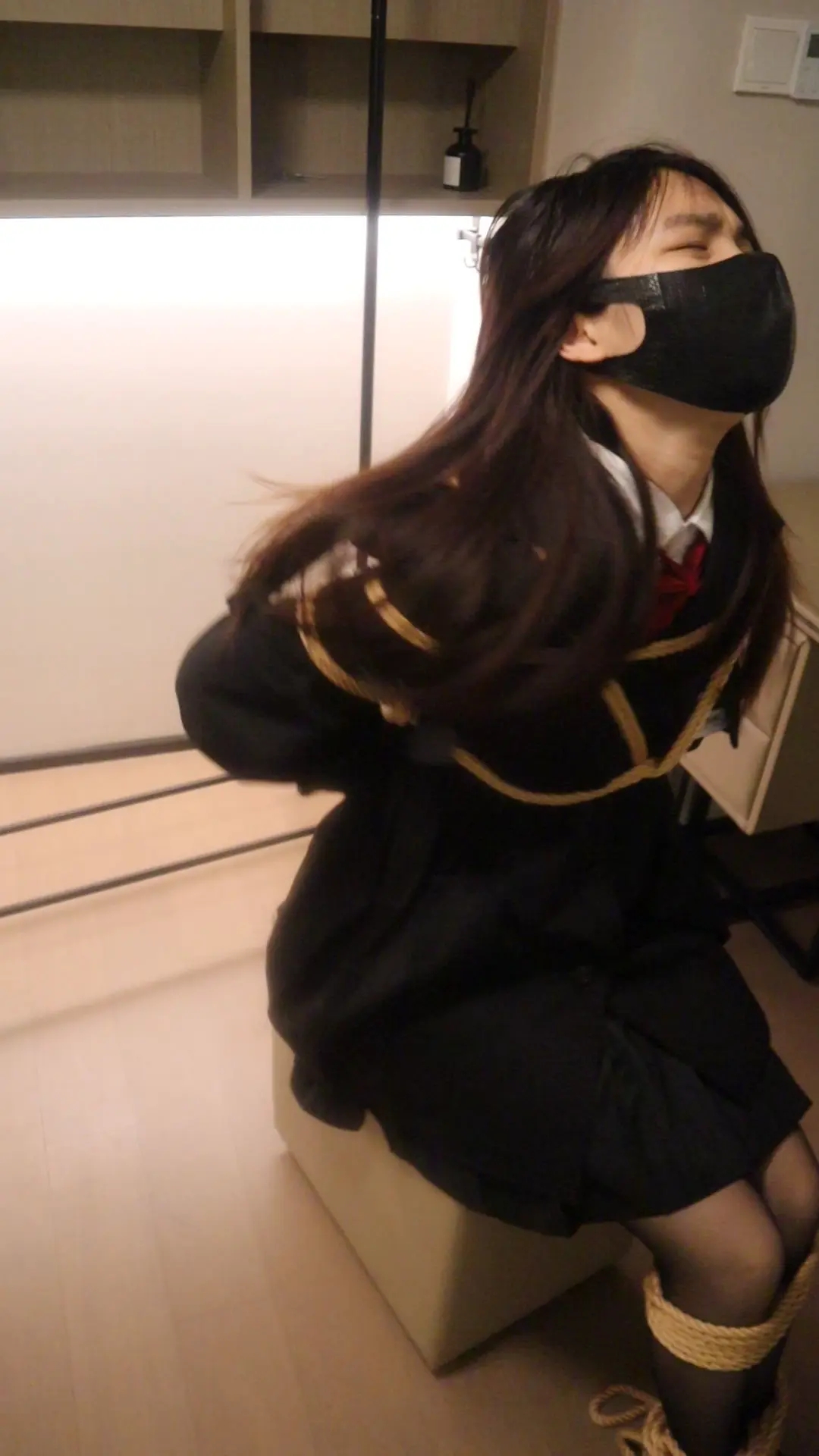 我本来对着镜子自拍呢，忽然困了就趴桌子上睡着了，再一醒来就被绑住了！（鱼果儿我本来是个高冷的学姐才对，被绑上后直接秒变成憨憨了QwQ）