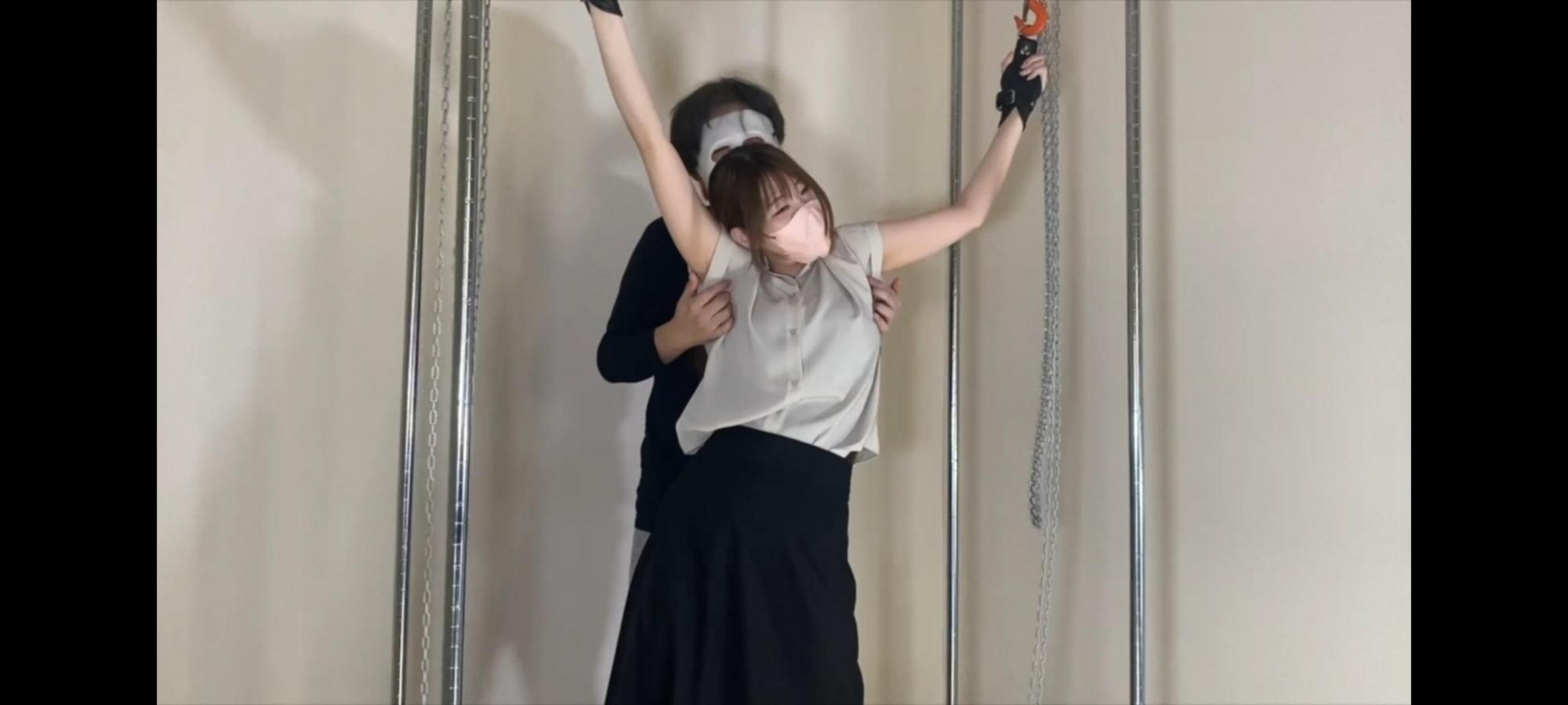 【女子大生くすぐりバイト】徐々に脱がせてくすぐり！着衣・キャミ